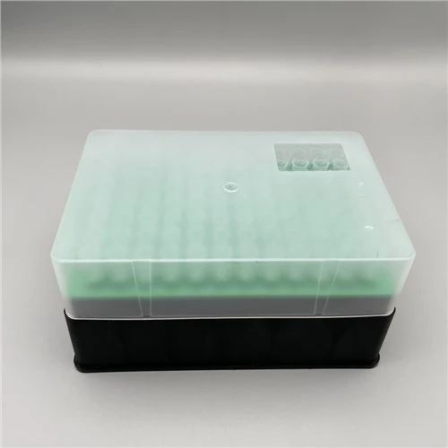 Ulgurji laboratoriya steril pipetka rafi Patologik tahlil uskunalari Bir martali ishlatiladigan plastmassa 1000ul pipetka uchlari